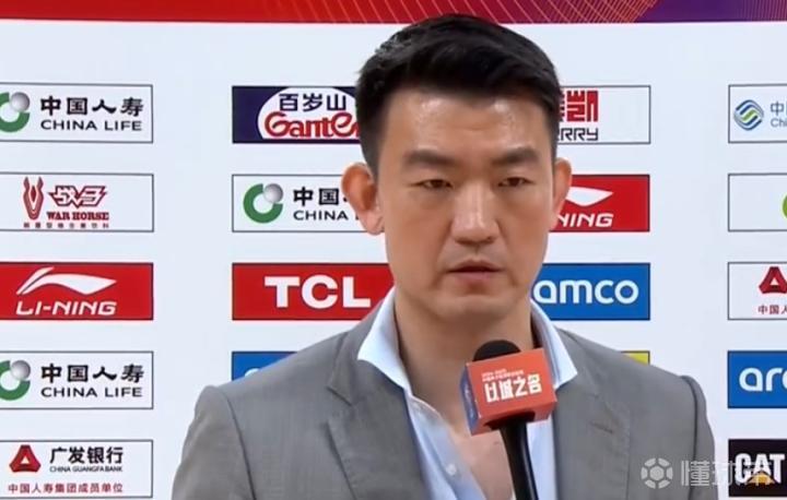 透露了他的